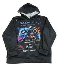 Černá sportovní mikina s ovladačem a kapucí