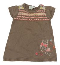 Hnědé svetrové šaty se vzorem a Púem Disney