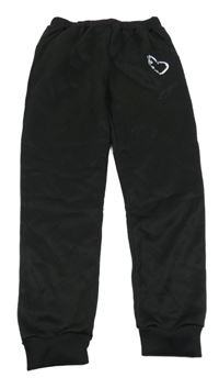 Černé tepláky se srdcem 