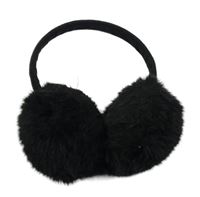 Černé chlupaté klapky na uši