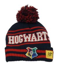 Tmavomodro-červená pletená čepice s erbem a nápisem - Harry Potter a pruhy a bambulí 