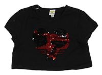 Černé crop tričko se srdíčkem z překlápěcích flitrů 
