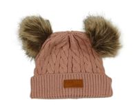 Starorůžová pletená čepice s bambulemi a nášivkou