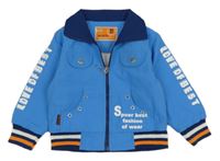 Modrá lehká bunda s nápisem 