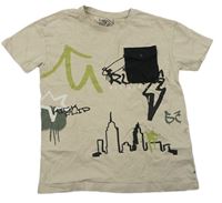 Béžové tričko s kapsou a mrakodrapy Matalan