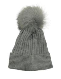 Šedá čepice s bambulí 