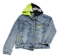 Modrá riflová bunda s nášivkou a kapucí 