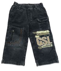 Tmavošedé manšestráky s nápisy a kapsami 