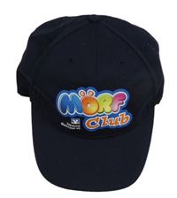 Tmavomodrá kšiltovka s nápisem