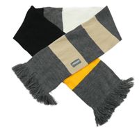 Šedo-béžovo-bílá pruhovaná pletená čepice s třásněmi 