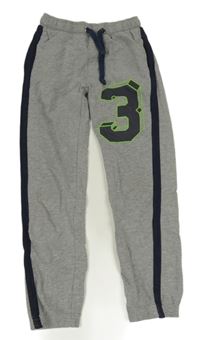 Šedé tepláky s tmavomodrým pruhem a číslem 