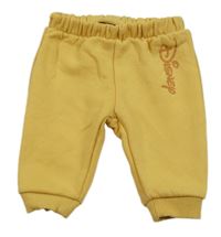 Žluté tepláky s nápisem 