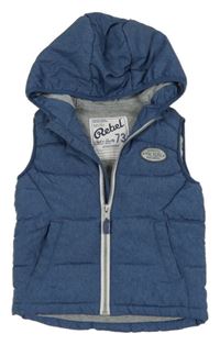 Modrá šusťáková zateplená vesta s nášivkou a kapucí Rebel