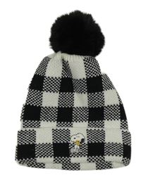 Černo-bílá kostkovaná čepice se Snoopym a bambulí 