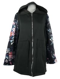 Dámský černý teplákový kabát s květovanými rukávy a kapucí 