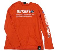 Červené triko s nápisem a raketou 