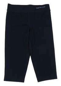 Tmavomodré elastické sportovní kraťasy s nápisem 