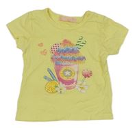 Žluté tričko s nápojem a kamínky 