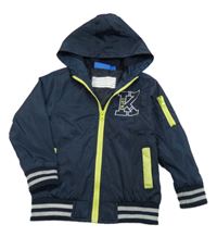 Tmavomodrá šusťáková podzimní bunda s písmenem a kapucí 