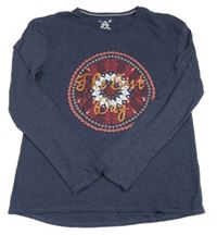 Tmavomodré triko s mandalou a nápisem C&A