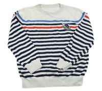 Bílo-tmavomodro-červený svetr s pruhy a nášivkou 