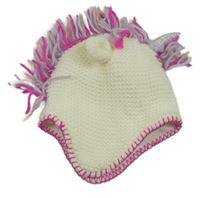 Smetanová čepice s třášněmi a rohem