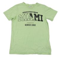 Zelenkavé tričko s nápisem Chapter Young