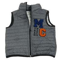 Šedá prošívaná zateplená vesta s písmeny 