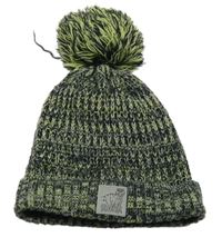 Černo-zelená melírovaná čepice s nášivkou a bambulí 