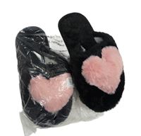 Nové - černé chlupaté bačkory se srdíčkem vel. 30 -31