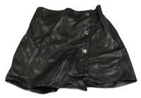 Černé koženkové sukňové kraťasy 