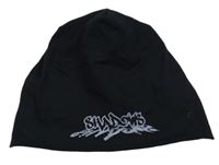 Černá čepice s nápisem 