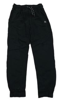 Černé tepláky s nášivkou YIGGA