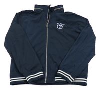 Tmavomodrá šusťáková jarní bunda s nášivkou a ukrývací kapucí vel.176