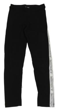 Černé legíny s bílými pruhy s nápisy 