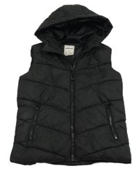 Černá prošívaná šusťáková zateplená vesta s nášivkou a kapucí minoti