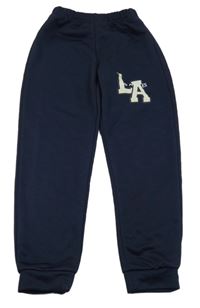 Tmavomodré sportovní tepláky s písmenky 