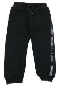 Černé tepláky s nápisy Matalan