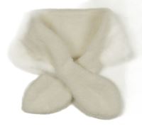 Bílá kožešinová šála