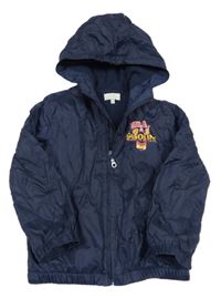 Tmavomodrá šusťáková jarní bunda s nápisem a číslem a praporky a kapucí Tex