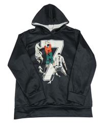 Černá sportovní mikina se sportovci a číslem a kapsou a kapucí