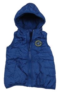 Modrá vzorovaná šusťáková zateplená vesta s nášivkou a kapucí Impidimpi