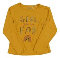 Okrové triko s nápisem orchestra