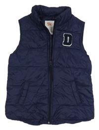 Tmavomodrá šusťáková zateplená vesta s písmenem 