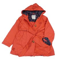 Červený plátěný jarní kabát s páskem a kapucí 