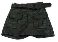 Černé koženkové kraťasy s páskem 