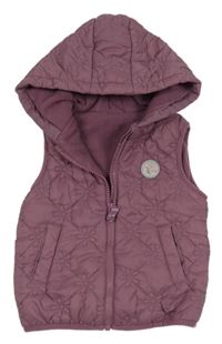 Vínová prošívaná šusťáková zateplená vesta s nášivkou a kapucí Dunnes