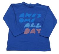 Tmavomodré triko s nápisem Next