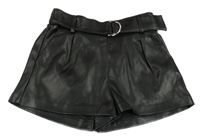 Černé koženkové kraťasy s páskem 