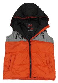 Černo-šedo-červená šusťáková zateplená vesta s potiskem a kapucí 